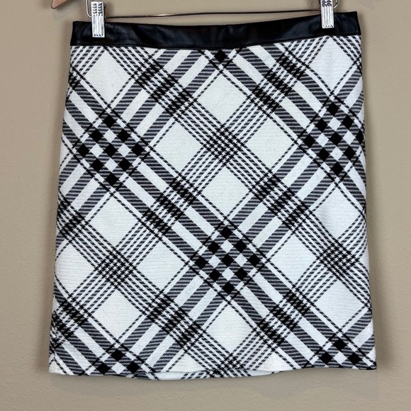 White House Black Market Ecru/Black Plaid Boot Pencil Mini Skirt NWT - Picture 1 of 14